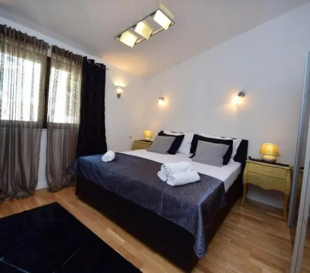 Apartment Villa Pinia Okrug Gornji